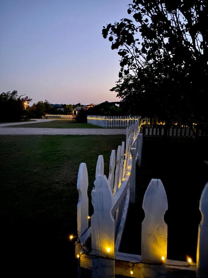 City On A Hill At Spring Creek Bed & Breakfast Fredericksburg Exterior photo